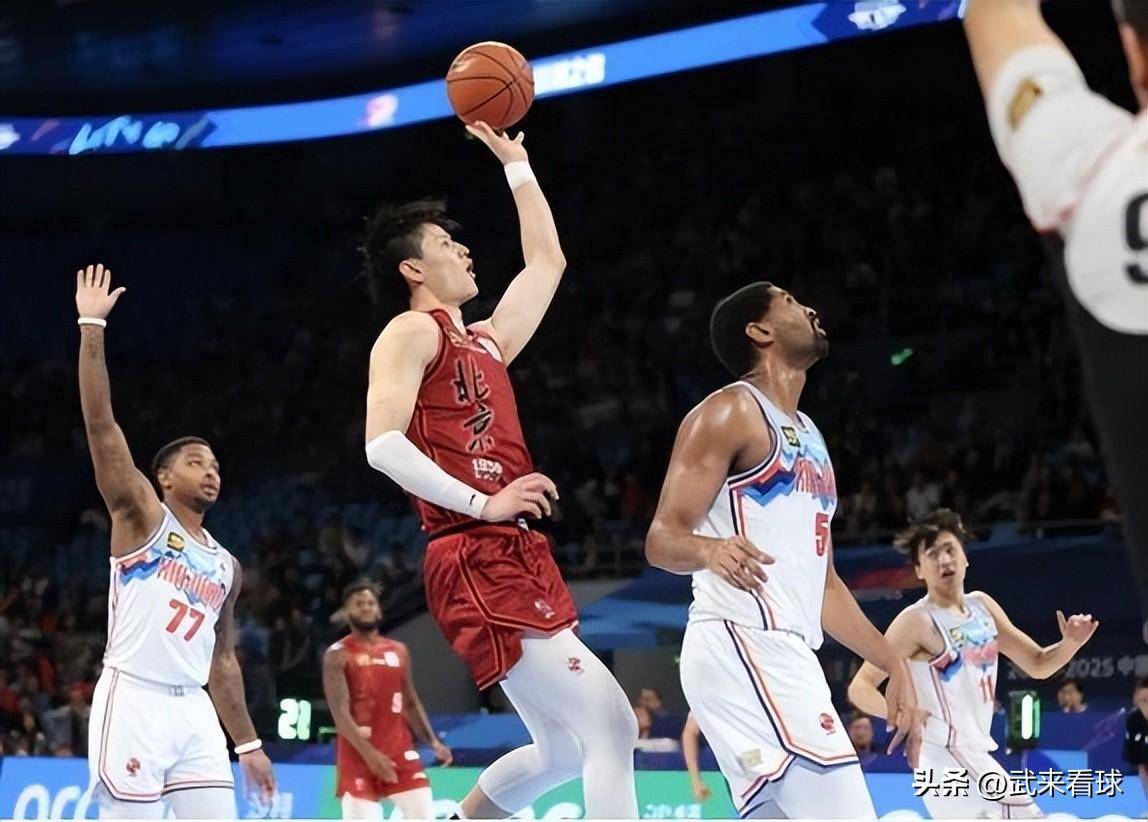 新疆广汇训练开放日，官宣日外线爆发引观众欢呼，CBA常规赛在即，年轻球员获得机会的简单介绍