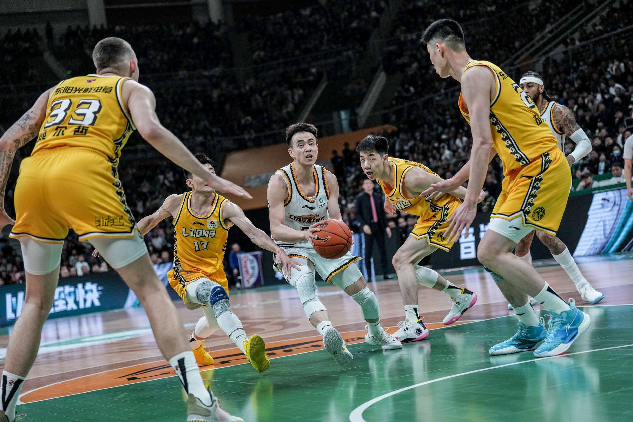 关于英超赛程吃紧，辽宁本钢今夜防线松动，更衣室稳定，训练强度明显提升的信息