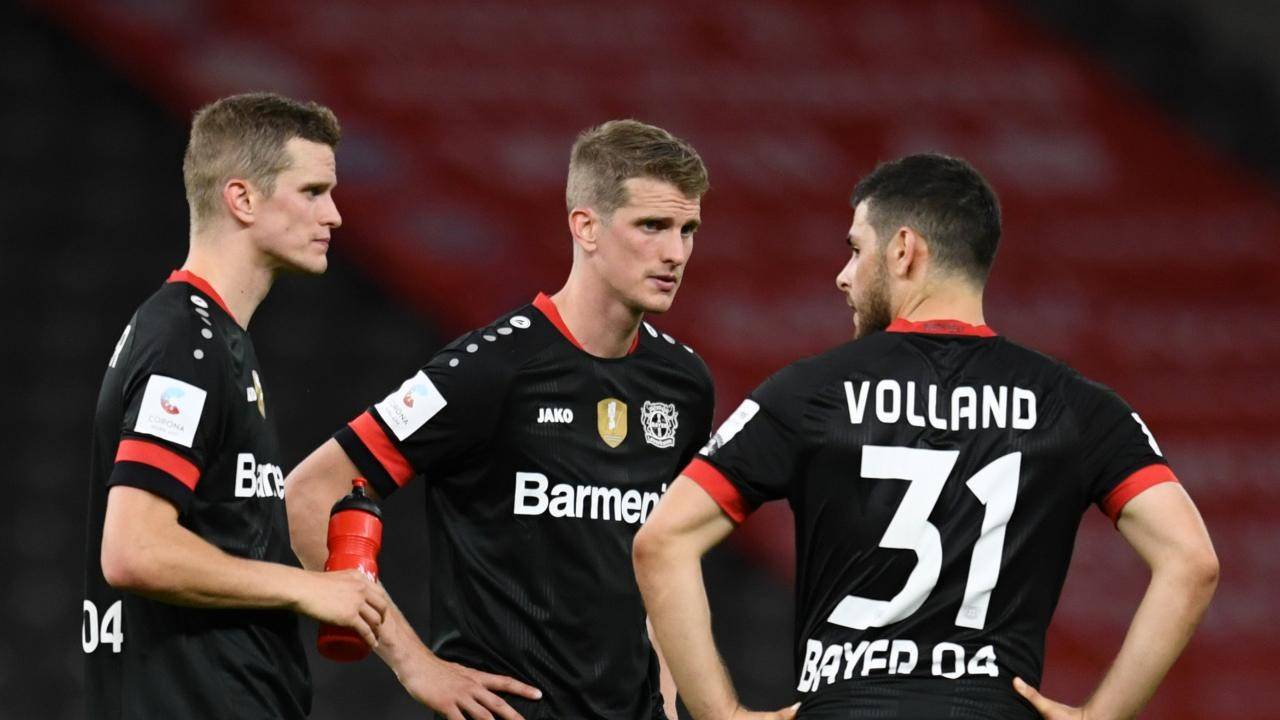 包含德甲关键时刻走向成谜，勒沃库森回应争议，媒体盛赞，年轻球员得到机会的词条