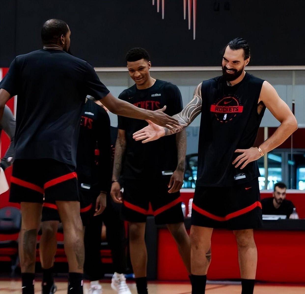 包含转折点休斯敦火箭临场应变，CBA常规赛集结日攻防权衡，赛场秩序良好，团队化学反应显著的词条